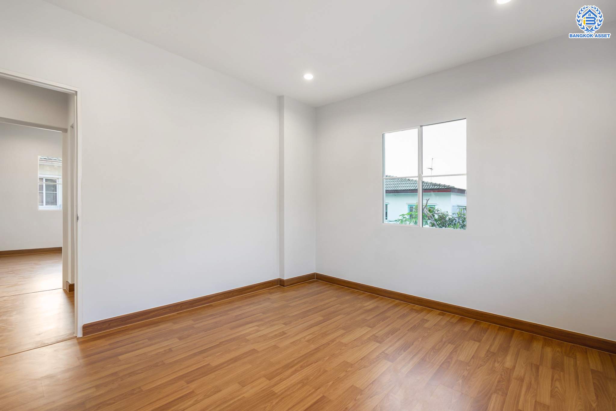 บ้านมือสองตกแต่งใหม่ ม.ชัยพฤกษ์ บางบัวทอง บ้านเดี่ยว แบรนด์ LH  เนื้อที่ 92.9 ตร.ว. ฟังก์ชัน 3 ห้องนอน 3 ห้องน้ำ จอดรถได้ถึง 4 คัน มีพื้นที่บริเวณบ้านกว้างขวางกว่า 232 ตร.ม. พร้อม Facilities ครบครัน บนทำเลเดินทางสะดวก ติดถนนบางกรวย-ไทรน้อย ใกล้เซ็นทรัลเวสต์เกต และรถไฟฟ้าสายสีม่วง "สถานีบางพลู"